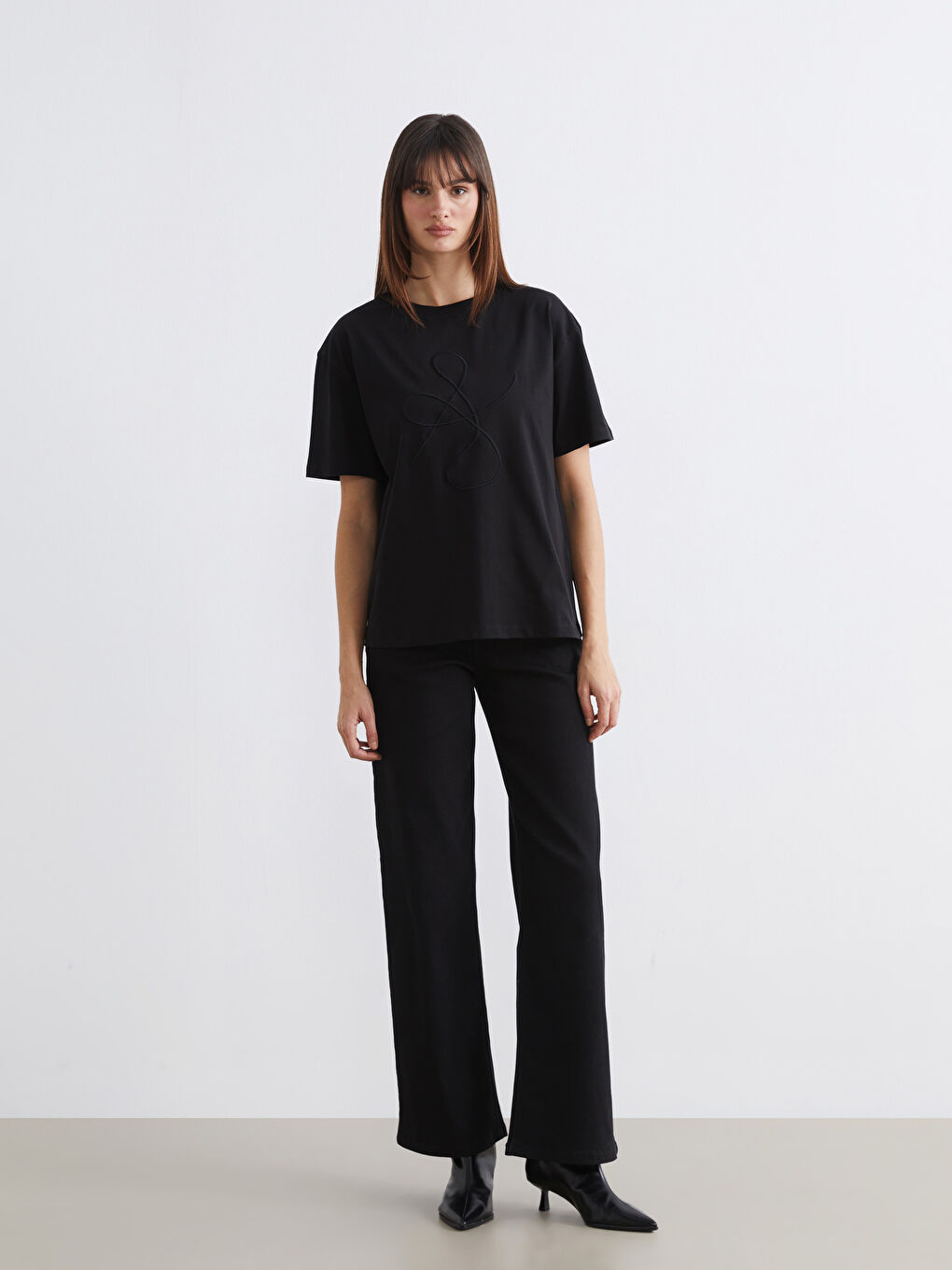 Siyah Bisiklet Yaka Nakışlı Kadın Tişört-2