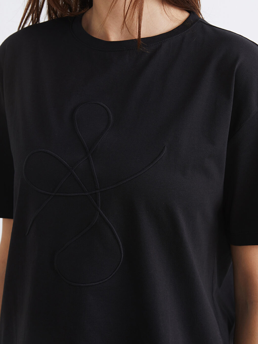 Siyah Bisiklet Yaka Nakışlı Kadın Tişört-3