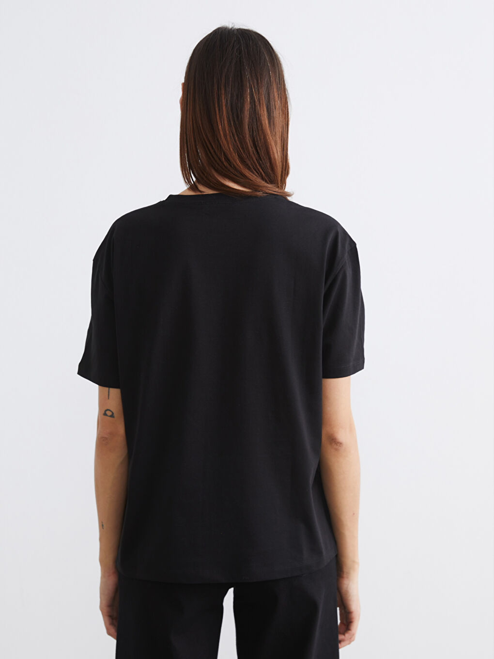 Siyah Bisiklet Yaka Nakışlı Kadın Tişört-4