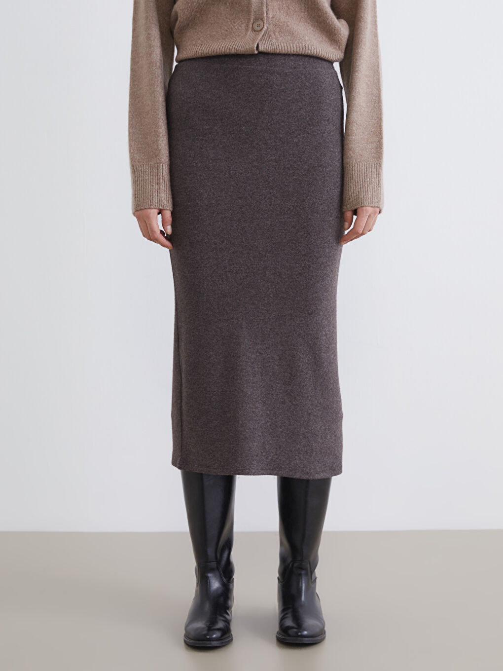 Ribbed knit skirt with elastic waist and slit.-1