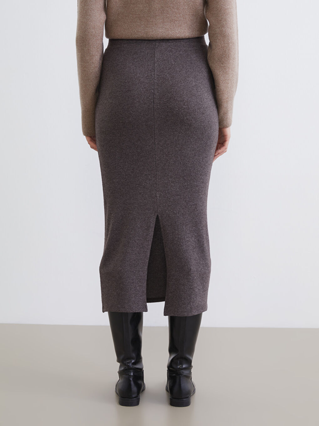 Ribbed knit skirt with elastic waist and slit.-3