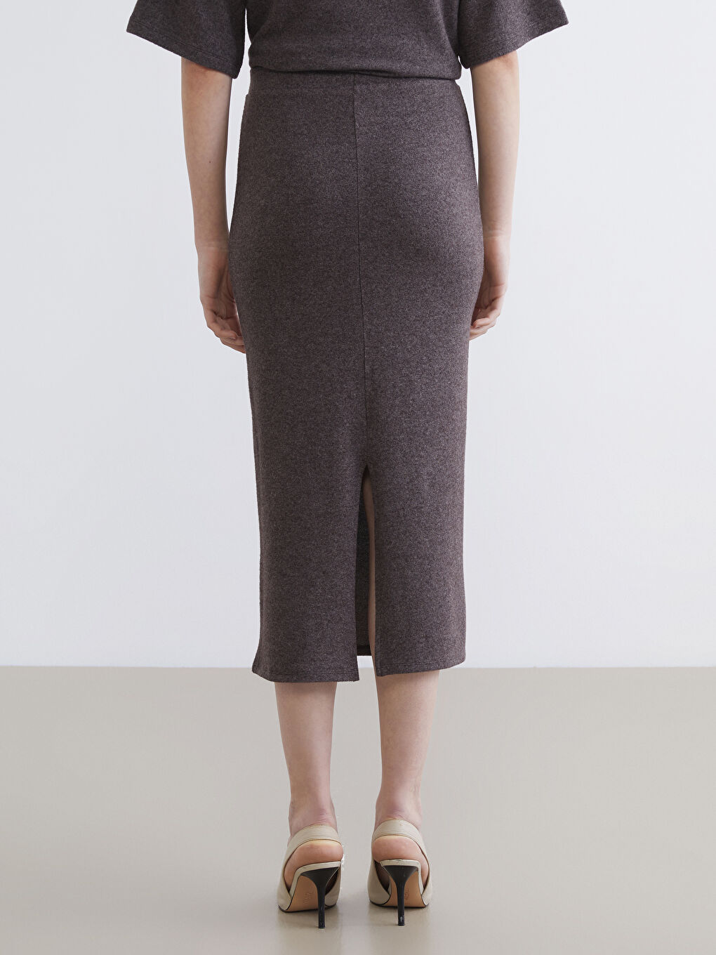 Kahverengi Beli Lastikli Yırtmaçlı Triko Etek-3