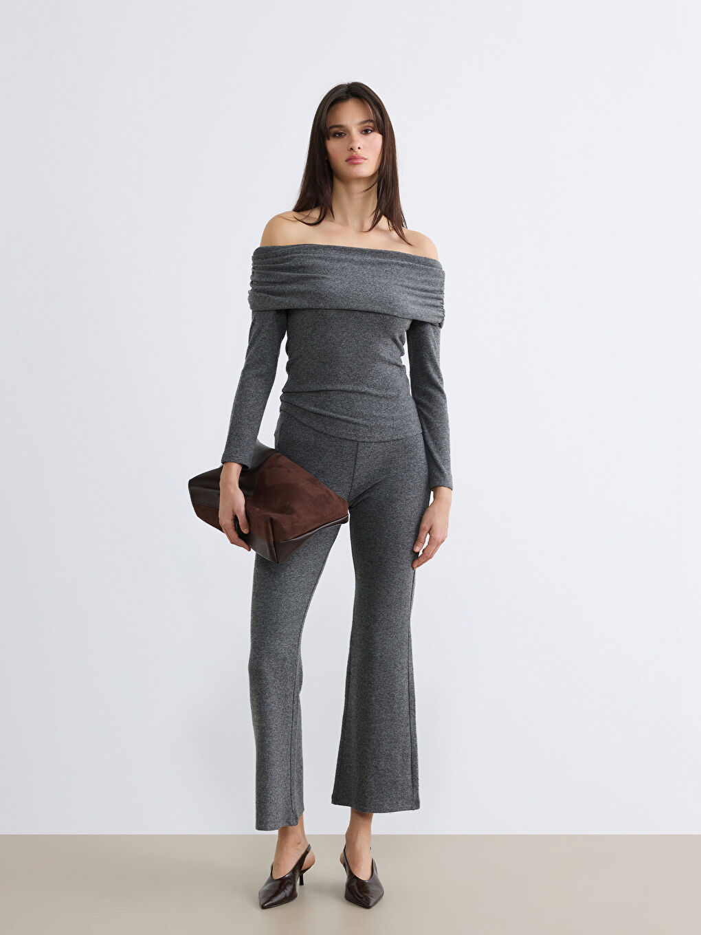 Женский свитер с вырезом лодочкой из трикотажа-1