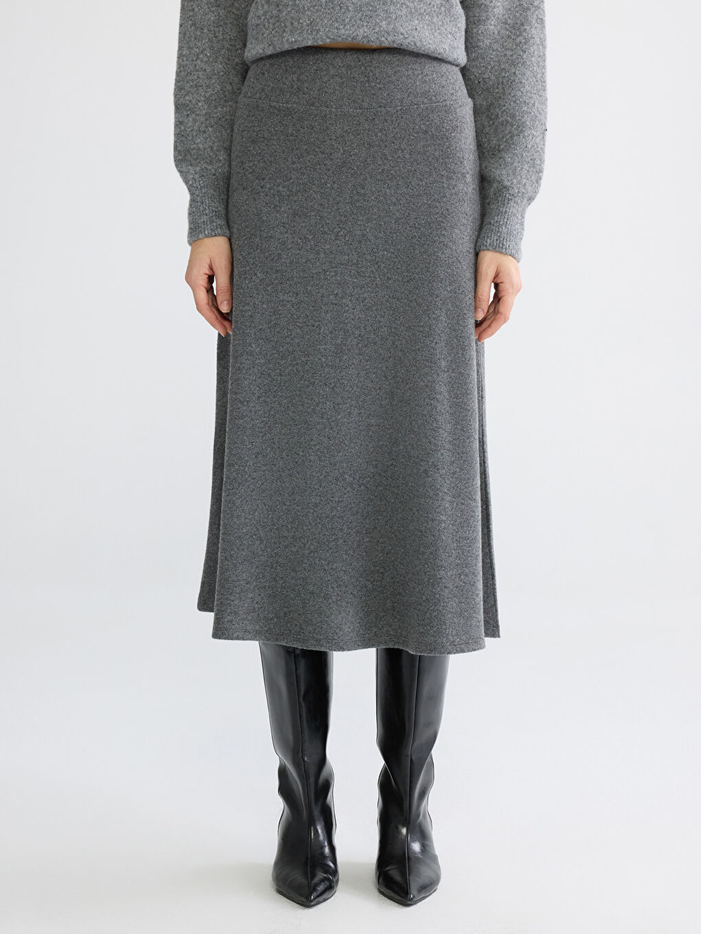 A-line knit skirt with an elasticated waist.-1