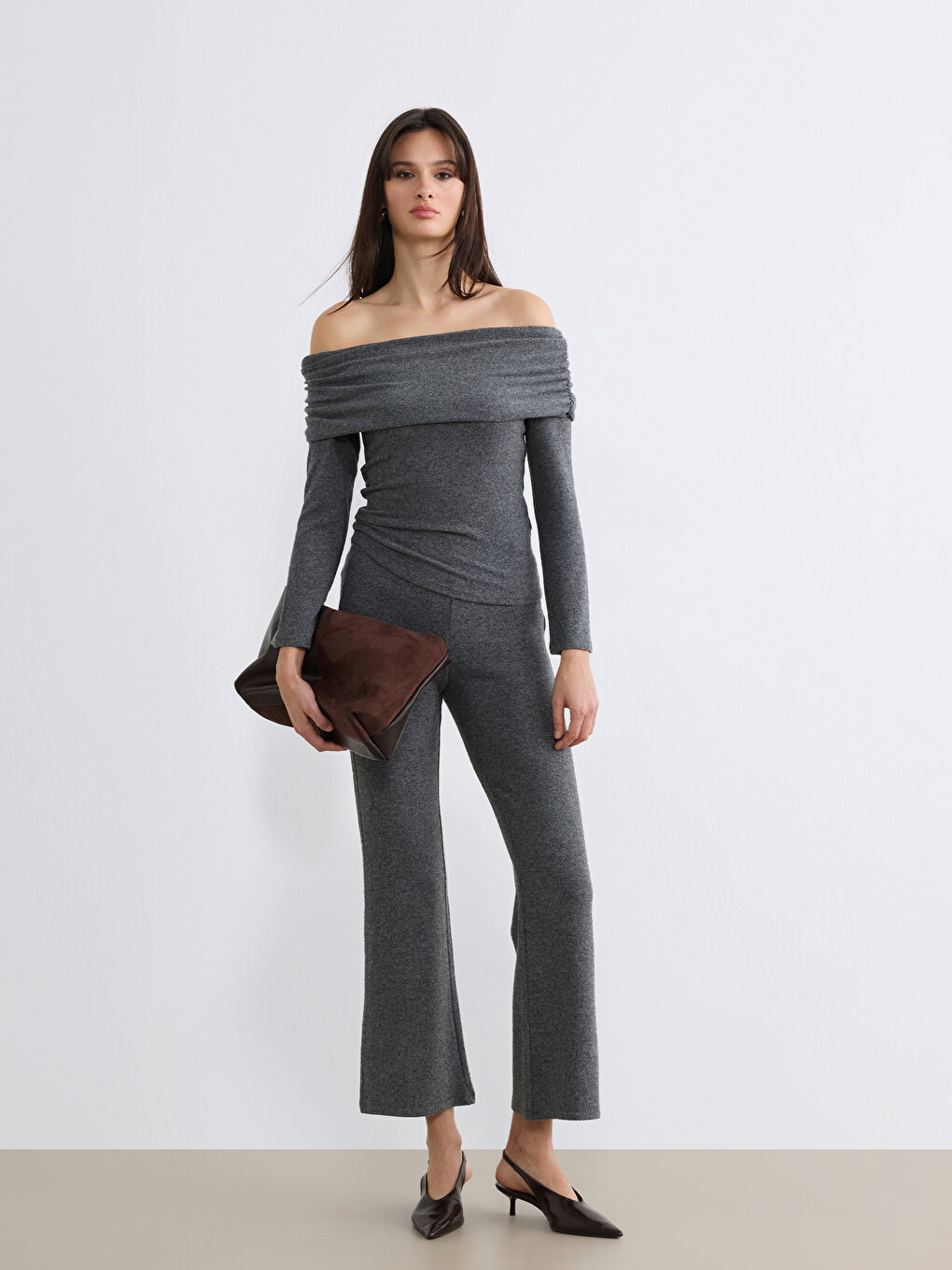 Непринуждённая элегантность сочетается с повседневным комфортом в наших брюках с эластичным поясом и расклешёнными штанинами.