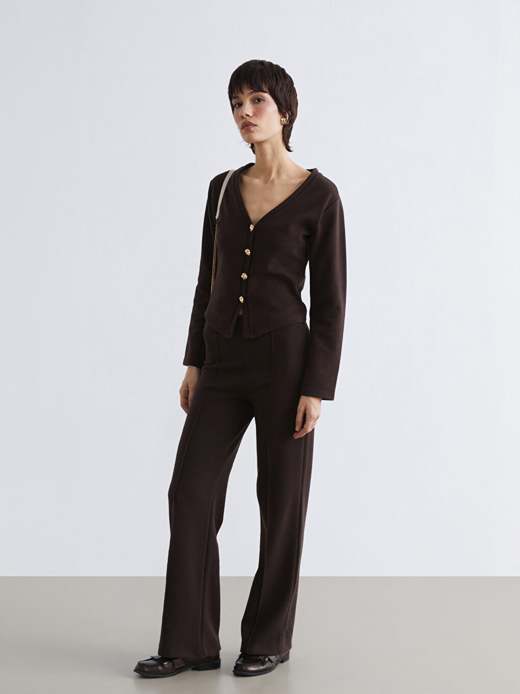 Дамска плетена жилетка с V-образно деколте-1