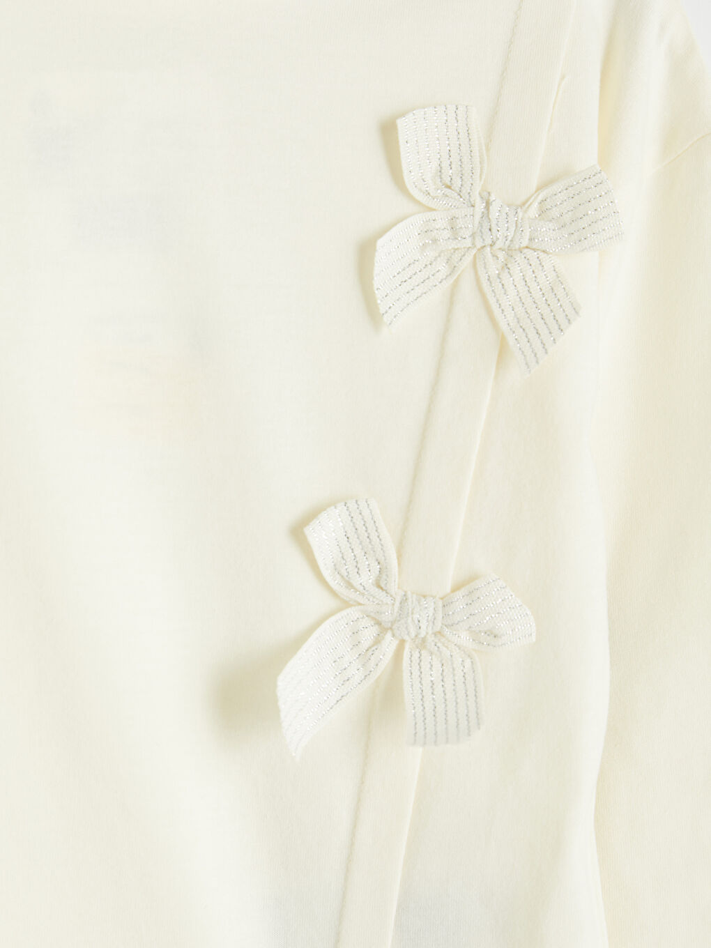 Mädchen-T-Shirt mit Rundhalsausschnitt und Schleifendetail.-3