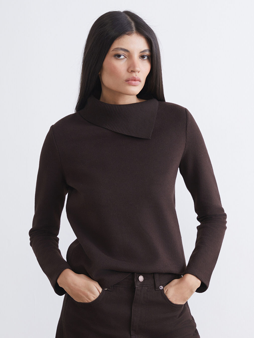 Kahverengi Asimetrik Dik Yaka Kadın Triko Kazak