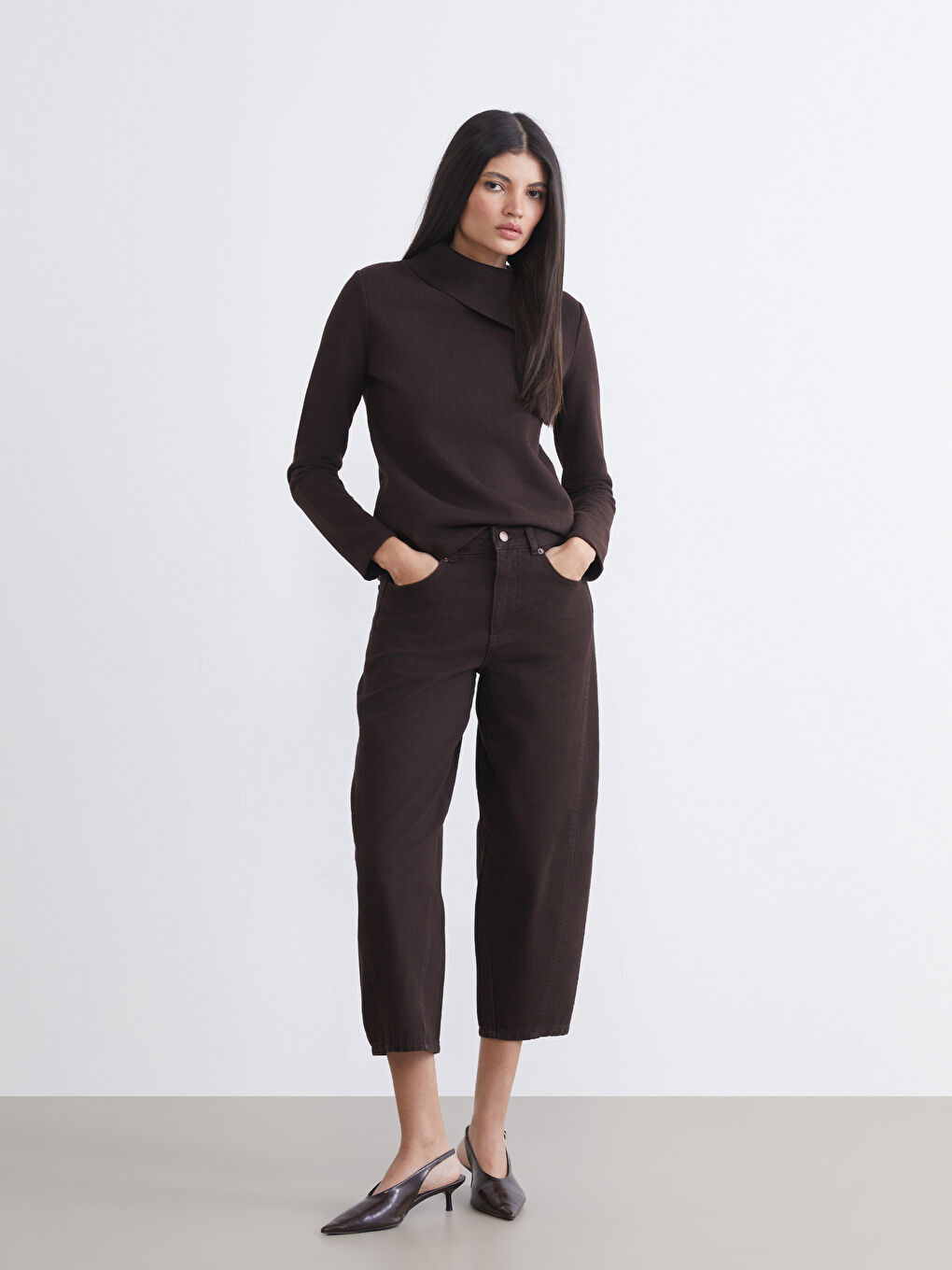 Kahverengi Asimetrik Dik Yaka Kadın Triko Kazak-1