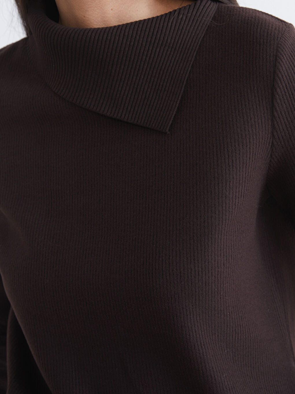 Kahverengi Asimetrik Dik Yaka Kadın Triko Kazak-2