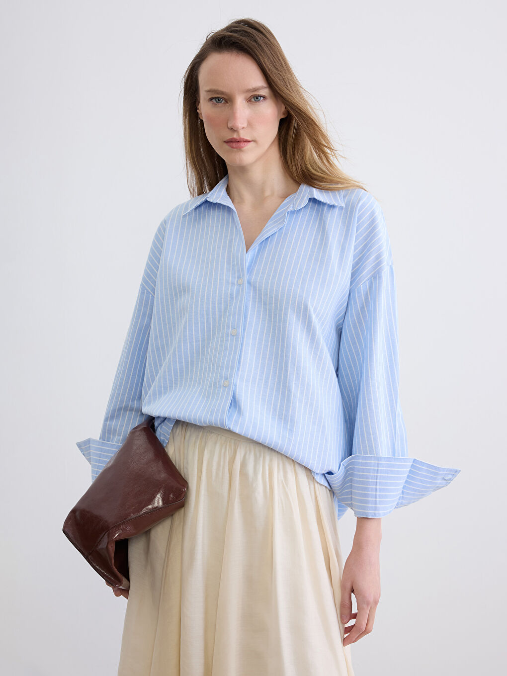 Γυναικείο πουκάμισο Oxford με ρίγες σε oversized γραμμή