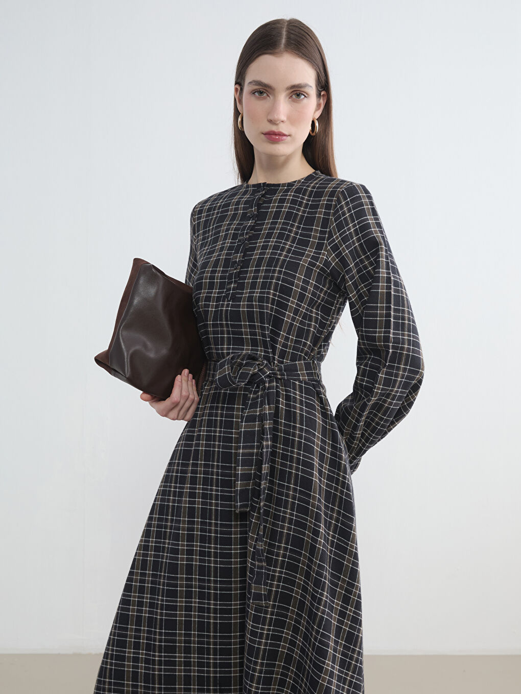 Siyah Hakim Yaka Ekose Kuşaklı Elbise