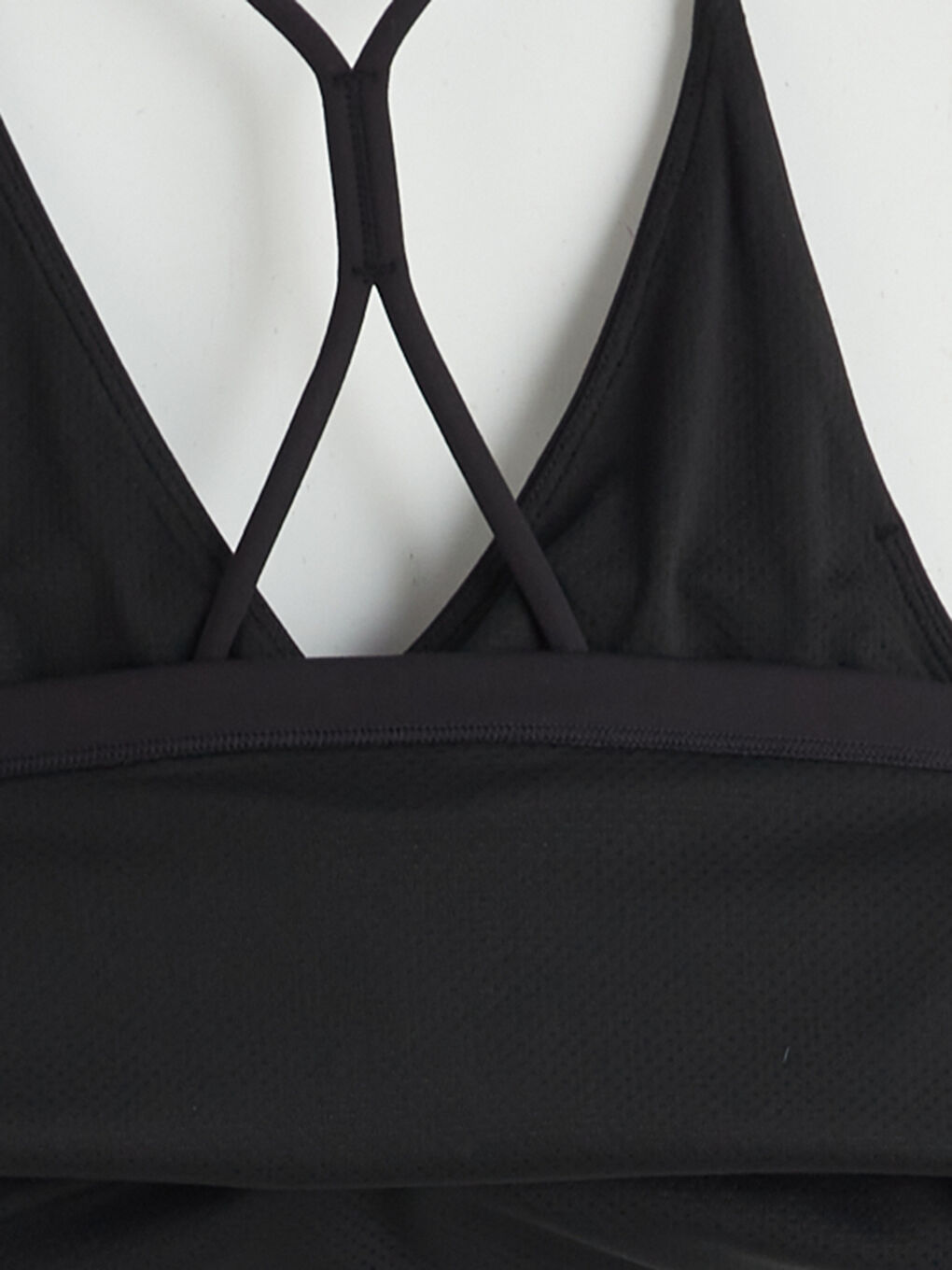 Sportski bustijer sa V-izrezom i tankim bretelama-6