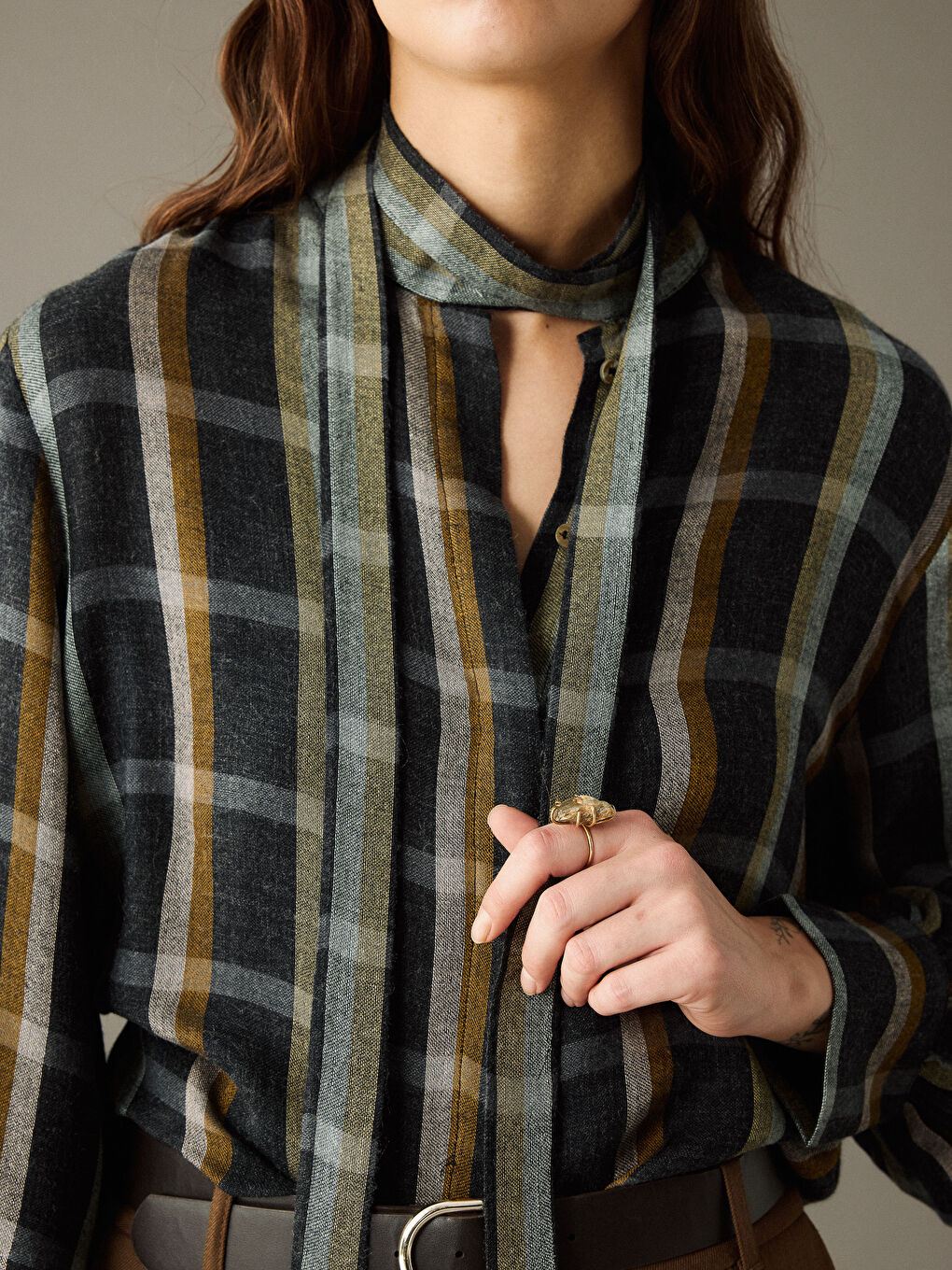 Gri Şal Yaka Ekose Kadın Gömlek-2