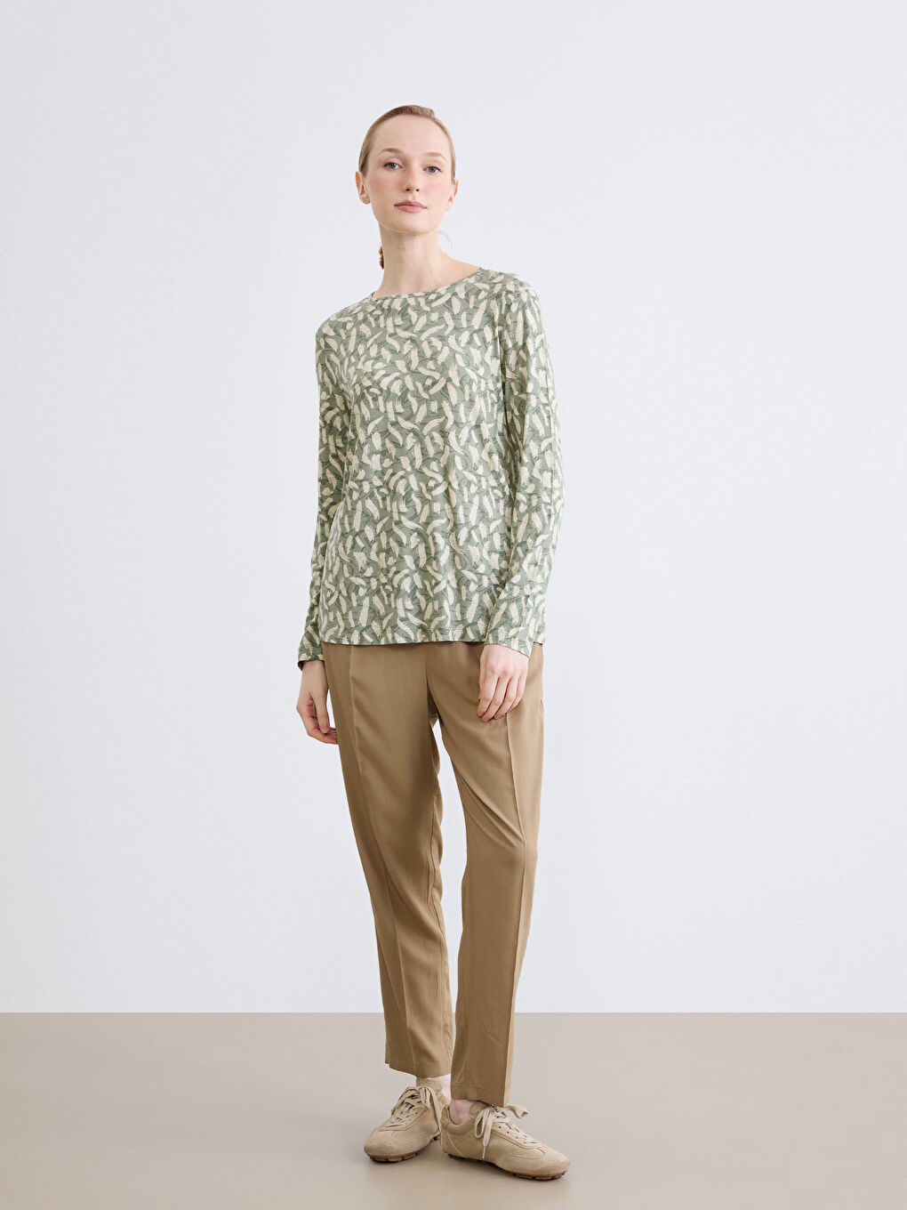 Bej Bisiklet Yaka Desenli Kadın Tişört-1