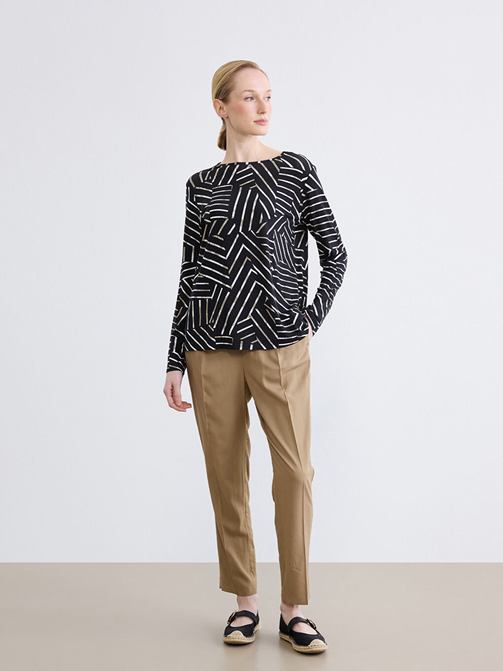 Siyah Bisiklet Yaka Desenli Kadın Tişört-1