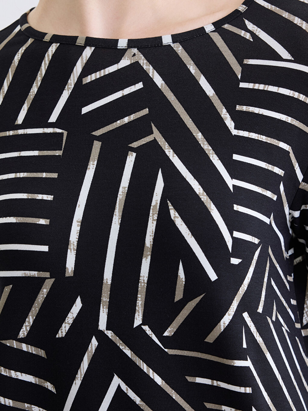 Siyah Bisiklet Yaka Desenli Kadın Tişört-2