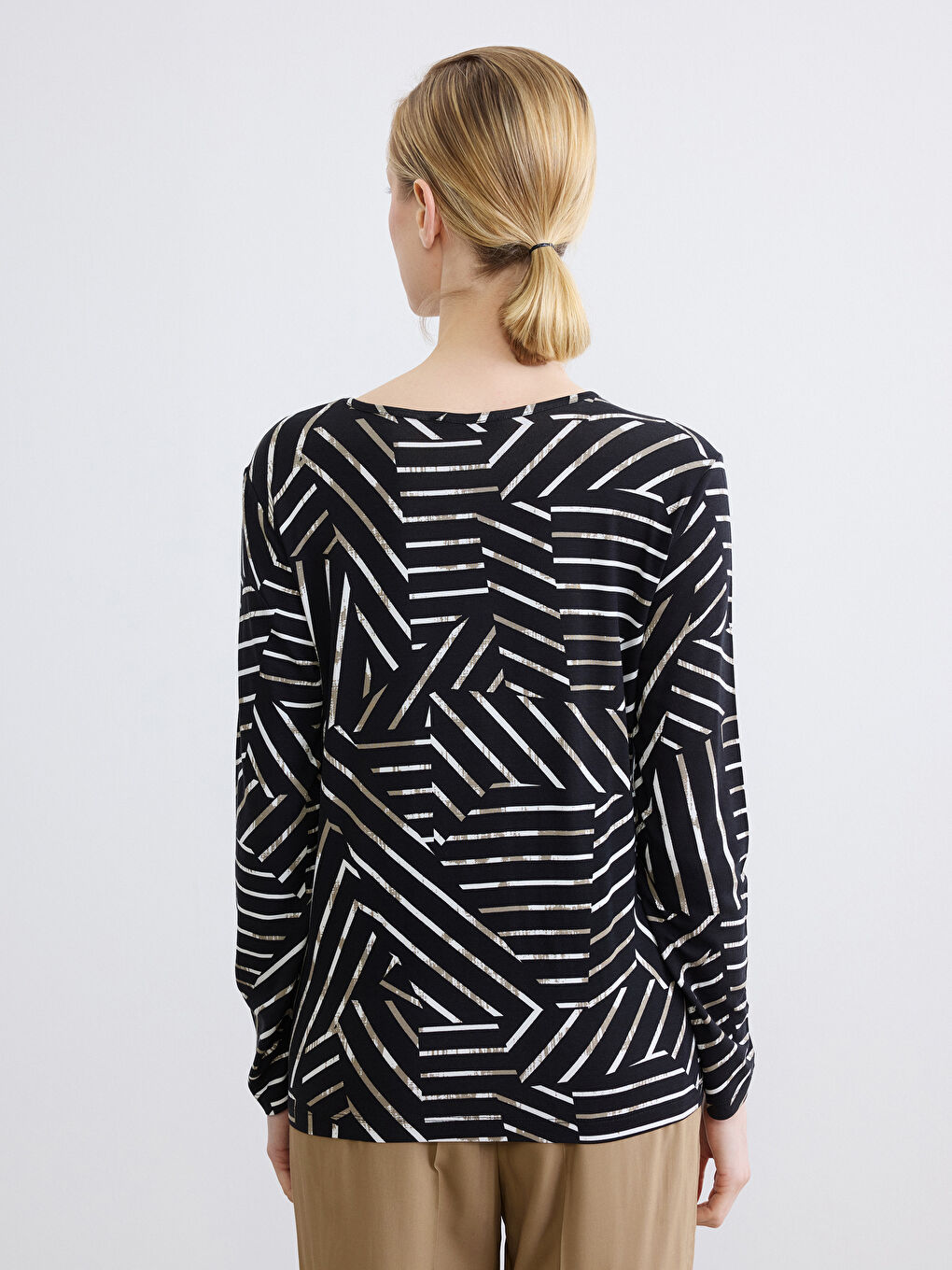 Siyah Bisiklet Yaka Desenli Kadın Tişört-3