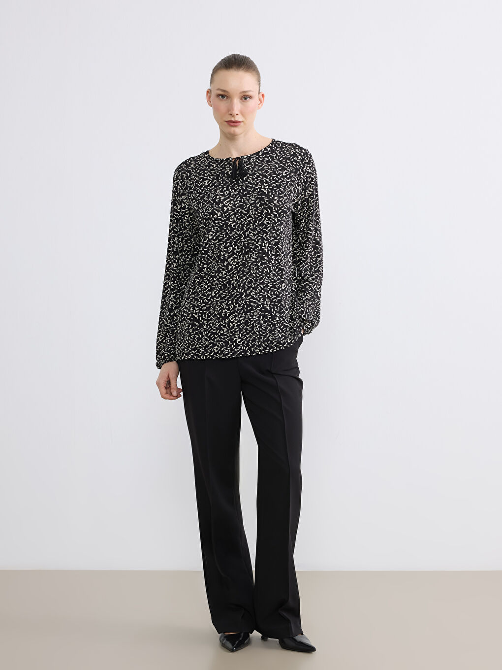 Siyah Bağlamalı Yaka Desenli Bluz-1