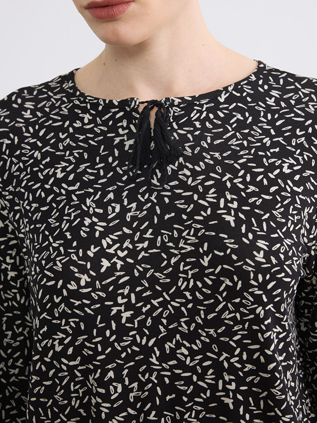 Siyah Bağlamalı Yaka Desenli Bluz-2