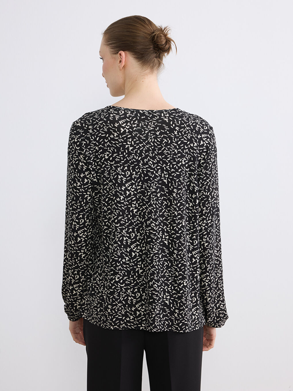 Siyah Bağlamalı Yaka Desenli Bluz-3