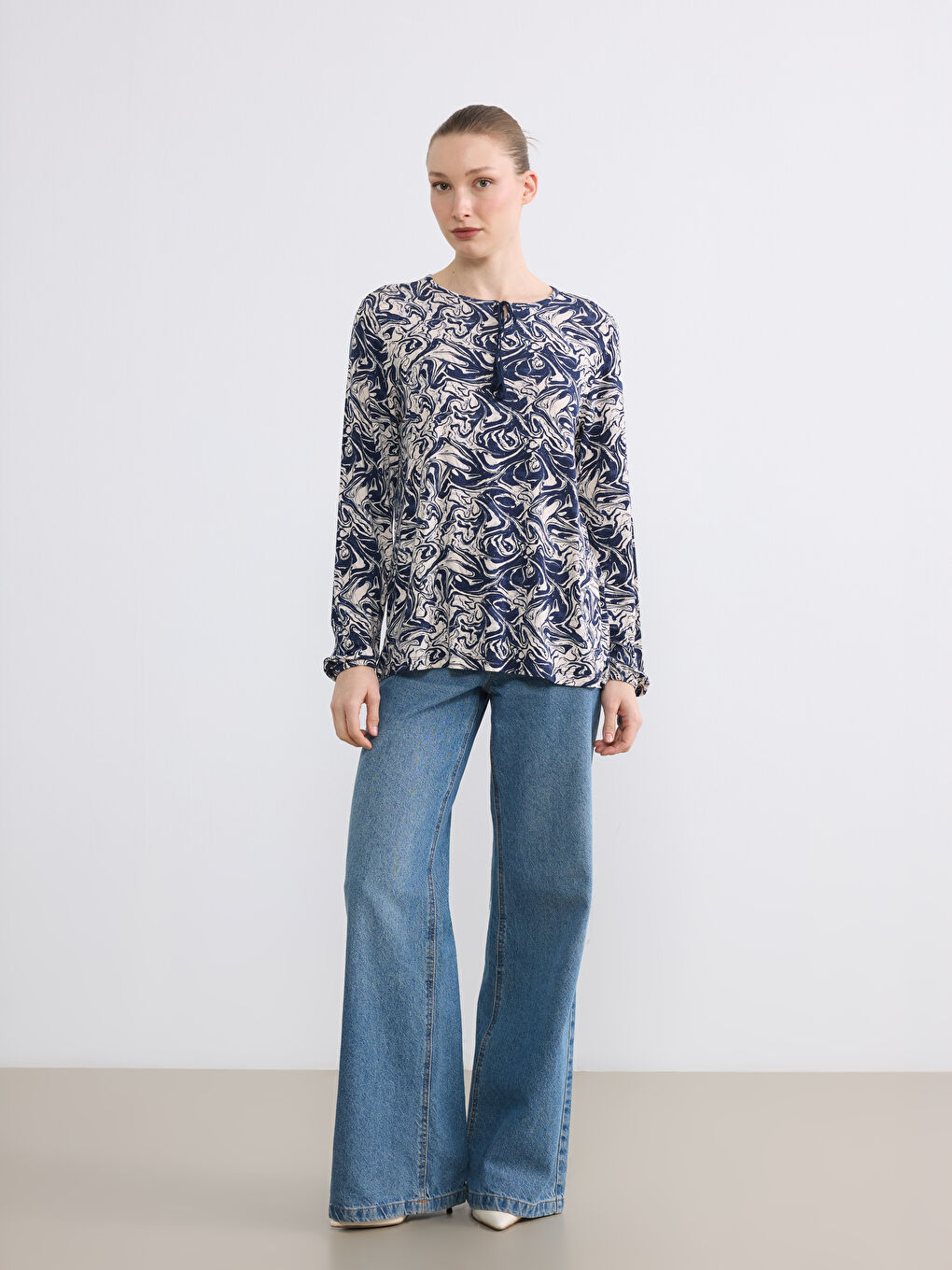 Lacivert Bağlamalı Yaka Desenli Bluz-1