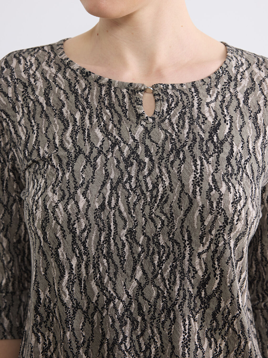 Bej Bisiklet Yaka Desenli Bluz	-2