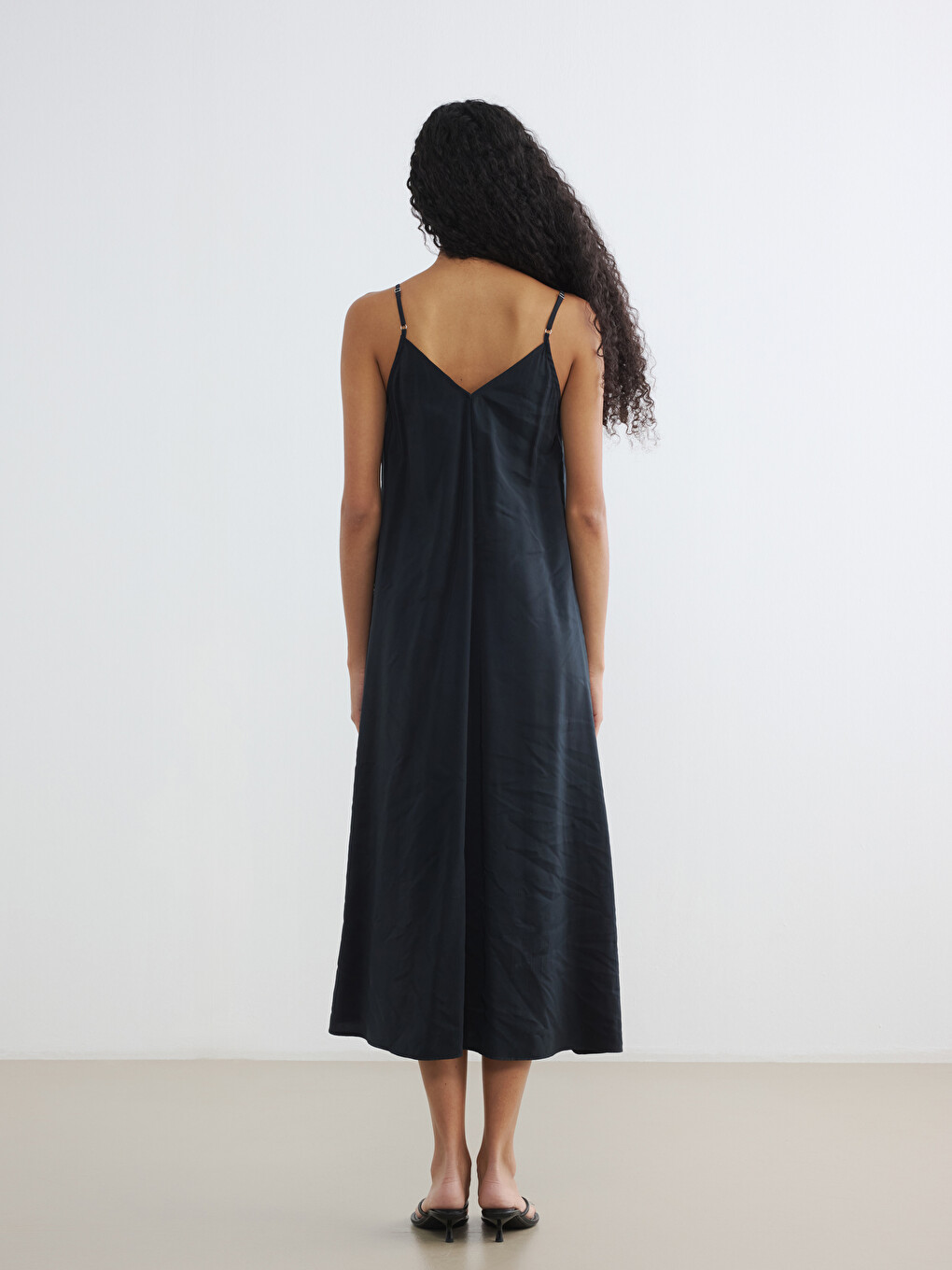 Robe à bretelles en mélange de modal à encolure en V-2