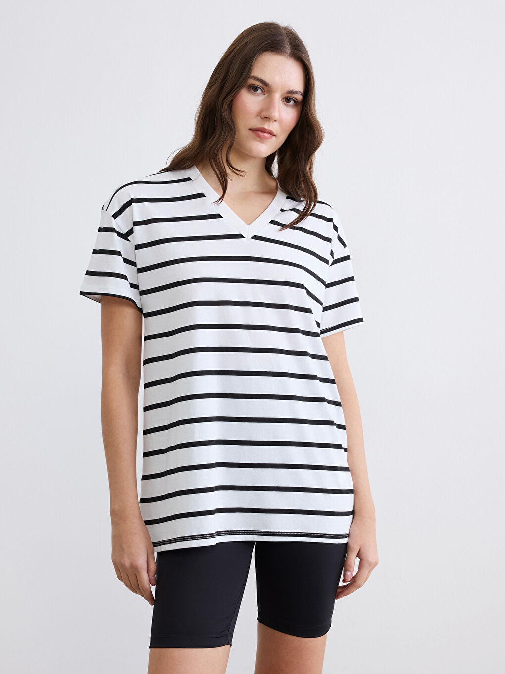 Siyah V Yaka Çizgili Kadın Tişört	