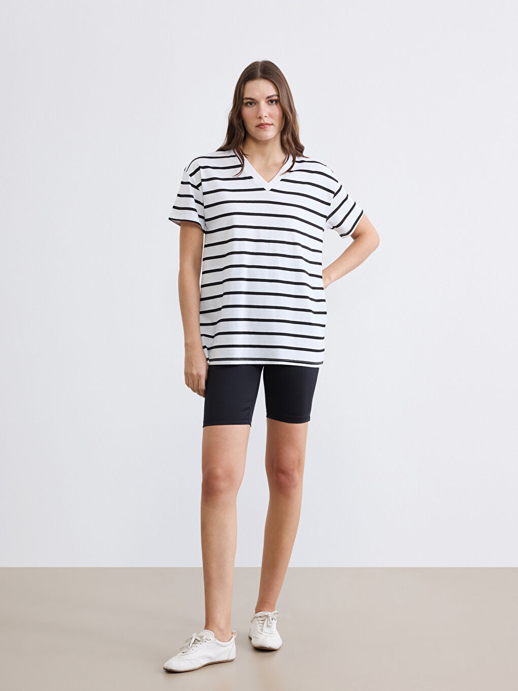 Siyah V Yaka Çizgili Kadın Tişört	-1