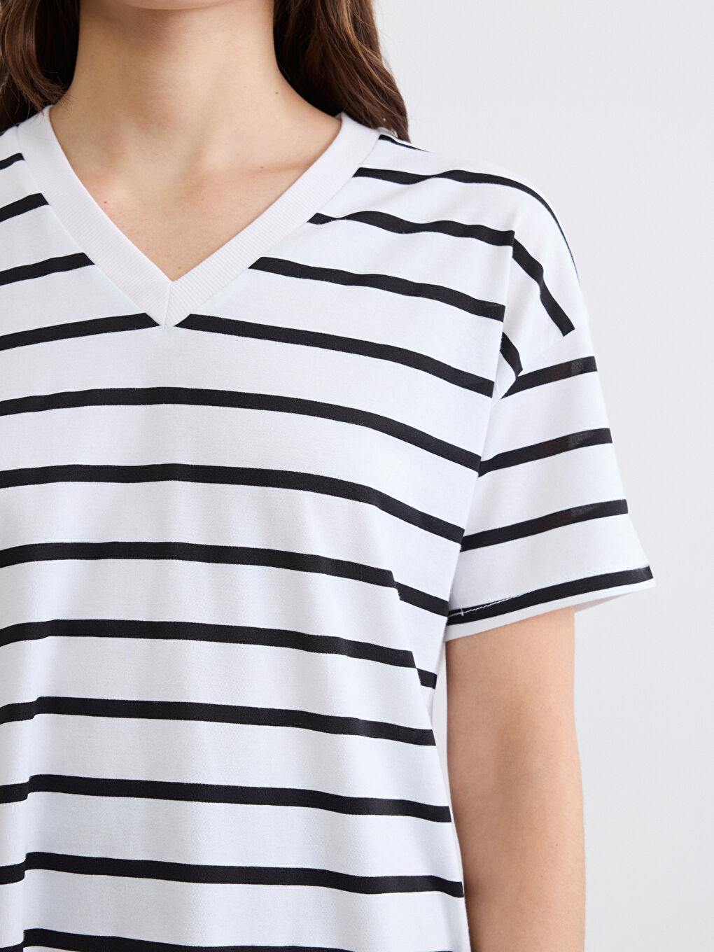 Siyah V Yaka Çizgili Kadın Tişört	-2