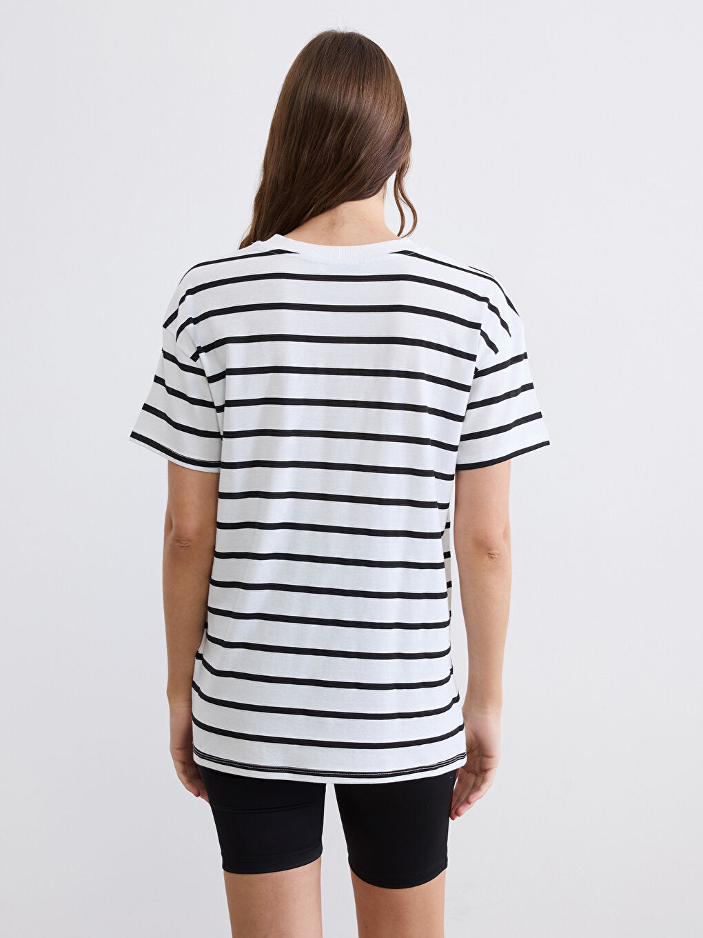 Siyah V Yaka Çizgili Kadın Tişört	-3