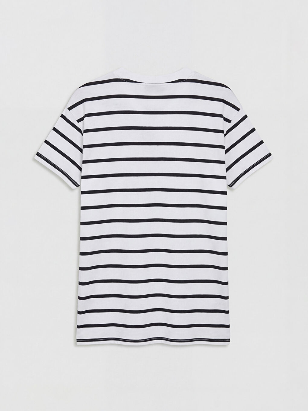 Siyah V Yaka Çizgili Kadın Tişört	-1