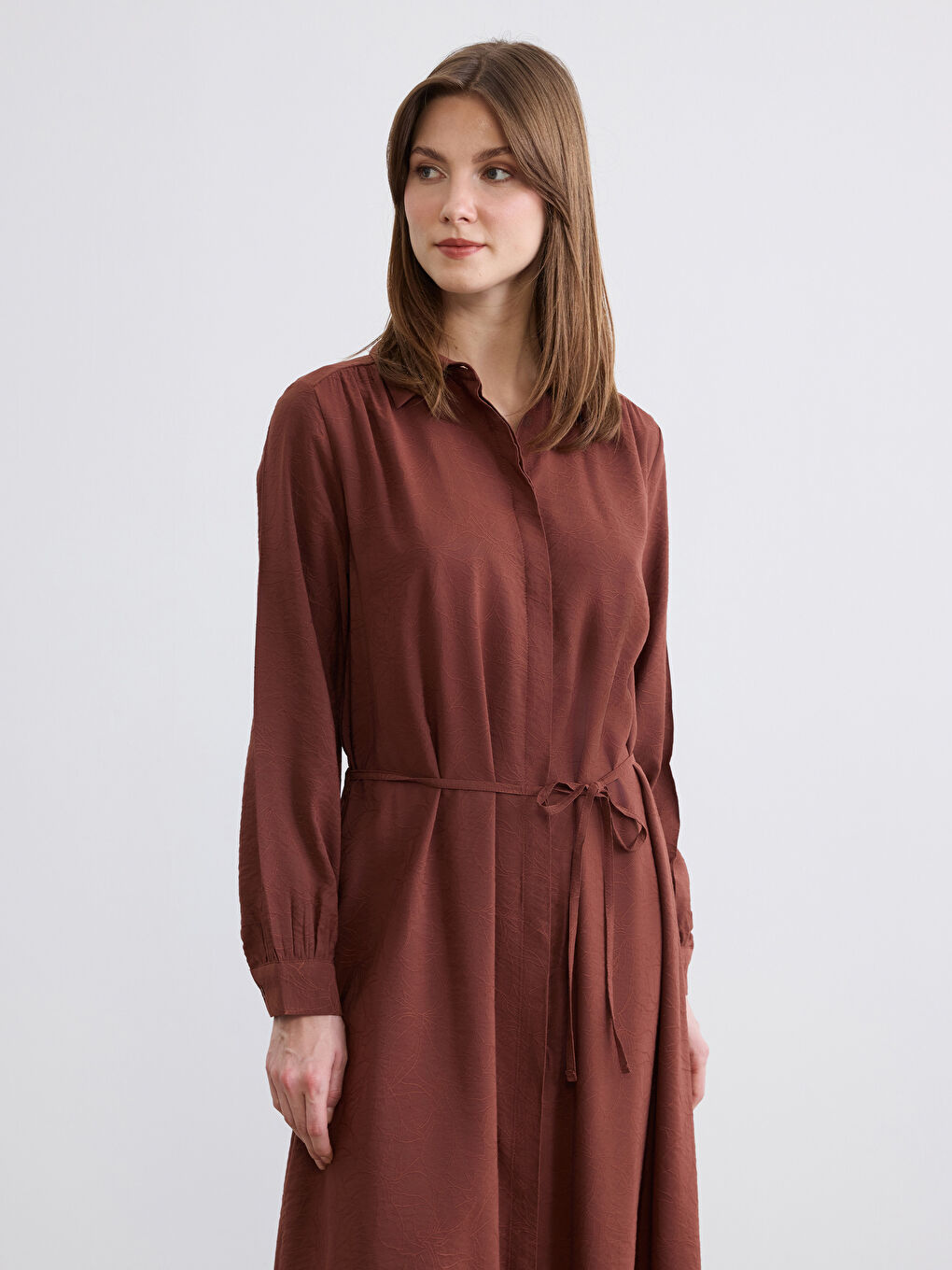 өрнекті жейде-көйлек белдікпен