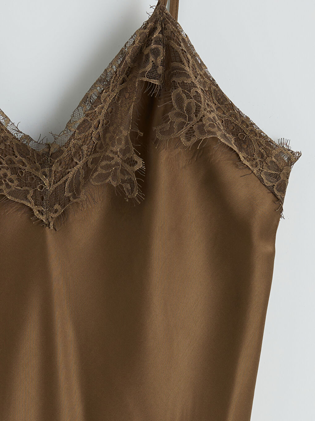 Haki V Yaka Dantel Detaylı Askılı Bluz-1