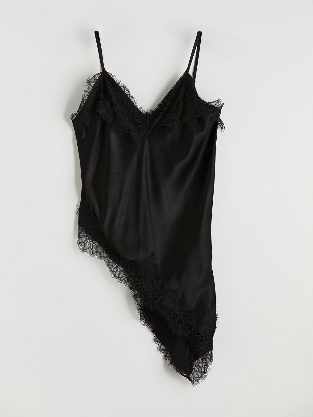 Siyah V Yaka Dantel Detaylı Askılı Bluz