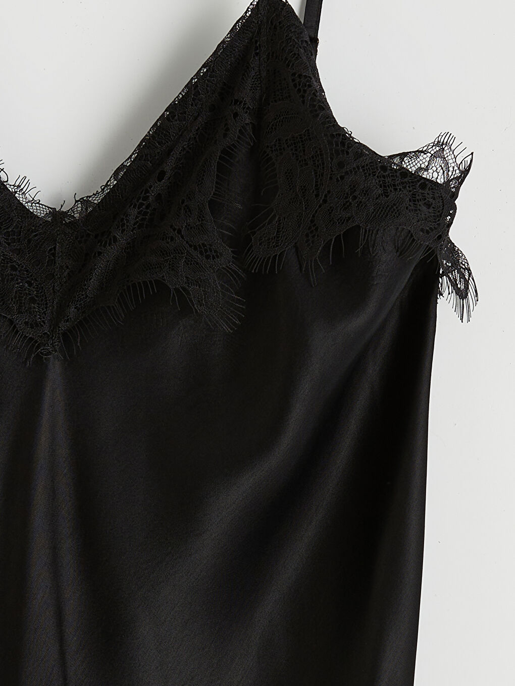 Siyah V Yaka Dantel Detaylı Askılı Bluz-1