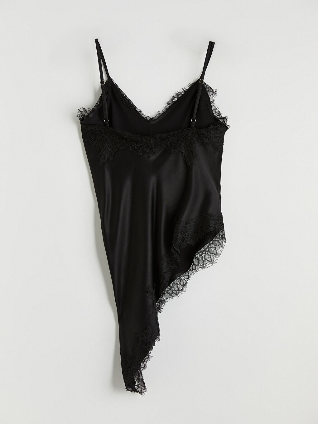 Siyah V Yaka Dantel Detaylı Askılı Bluz-2