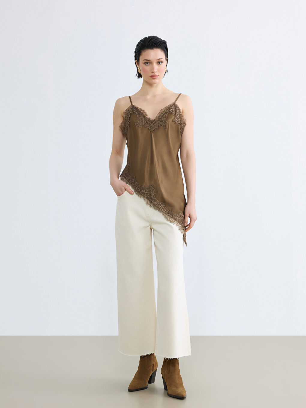 Haki V Yaka Dantel Detaylı İp Askılı Bluz	-1