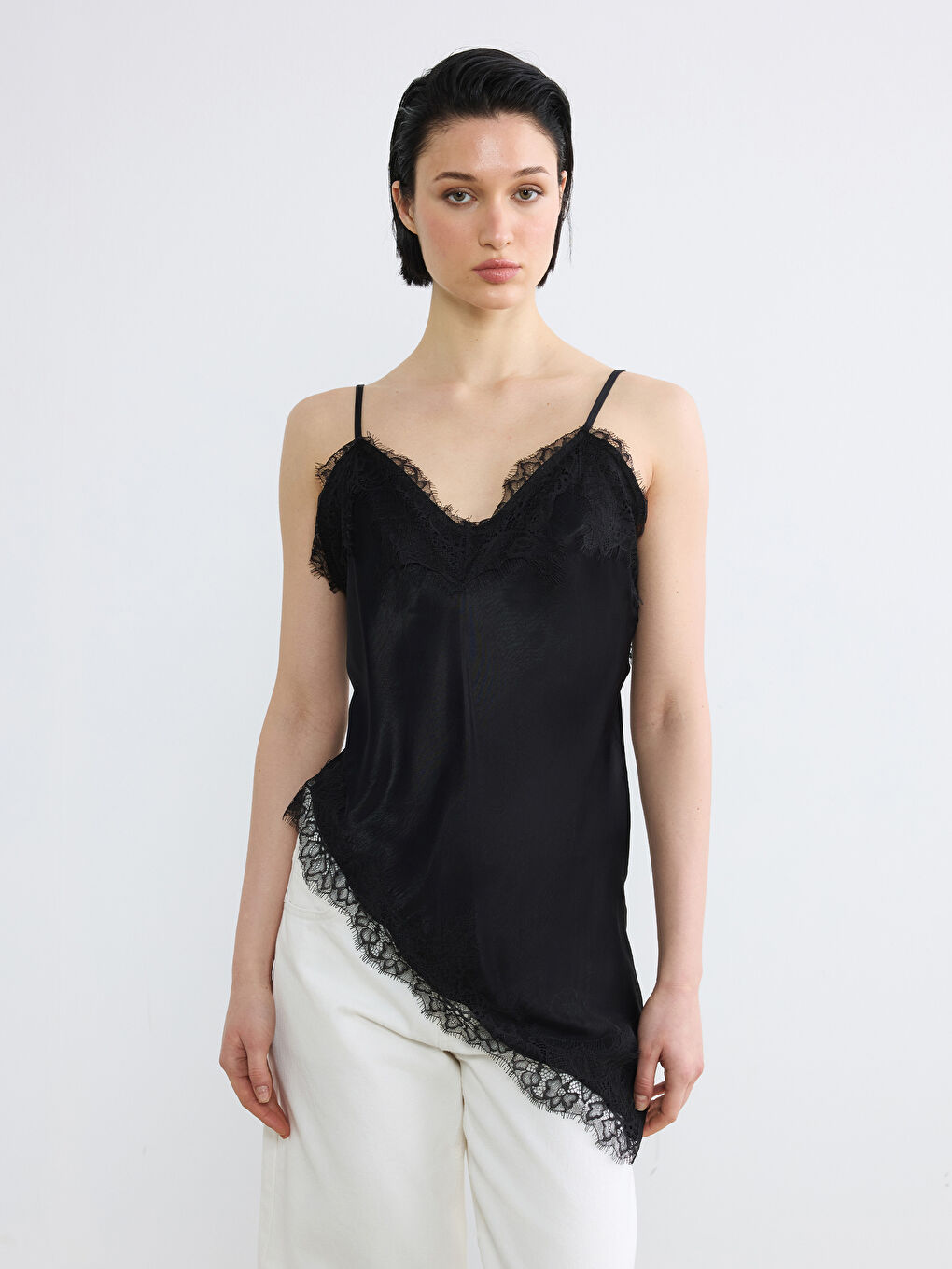 Siyah V Yaka Dantel Detaylı İp Askılı Bluz	