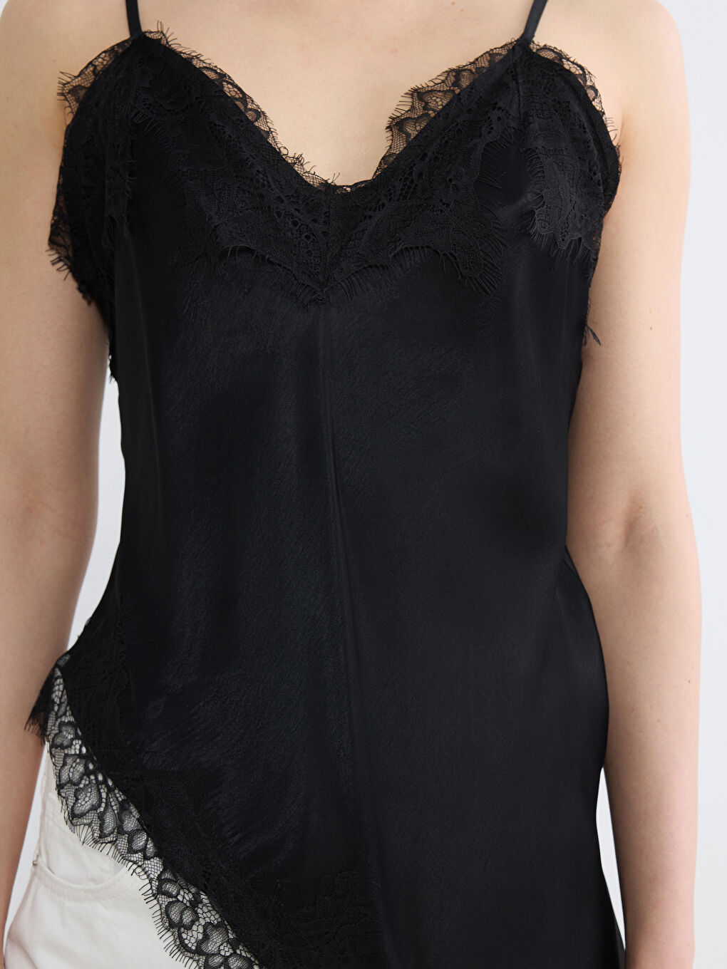 Siyah V Yaka Dantel Detaylı İp Askılı Bluz	-2