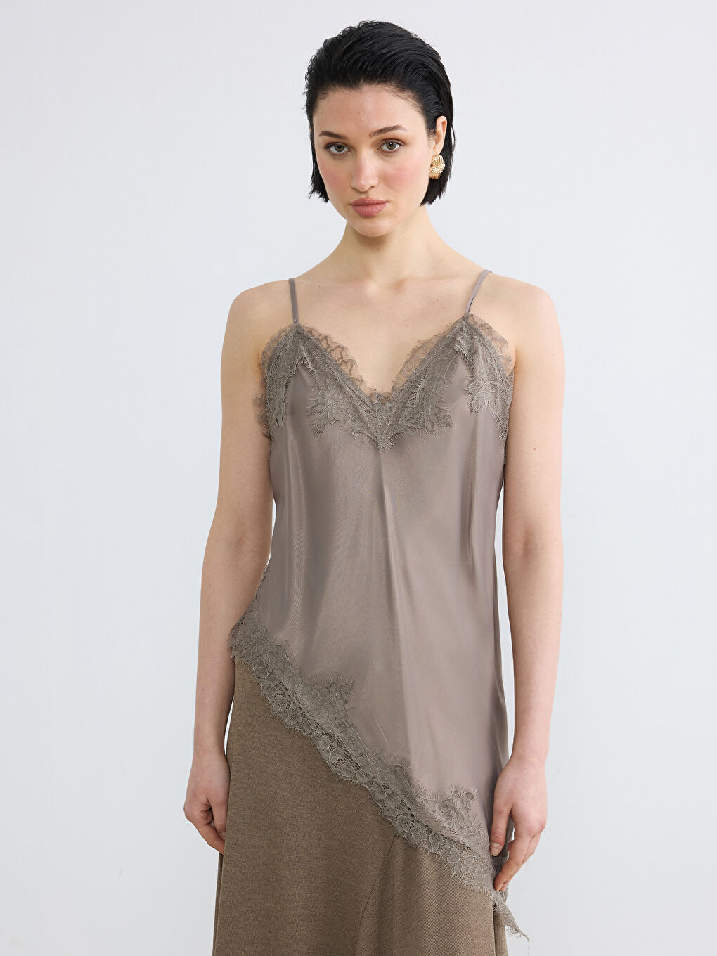 Kahverengi V Yaka Dantel Detaylı İp Askılı Bluz	