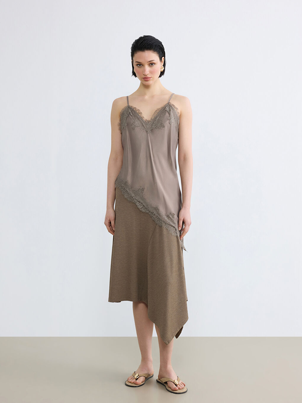 Kahverengi V Yaka Dantel Detaylı İp Askılı Bluz	-1