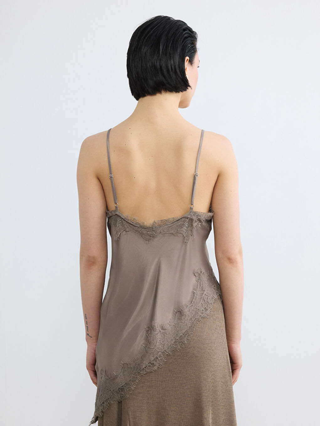 Kahverengi V Yaka Dantel Detaylı İp Askılı Bluz	-3