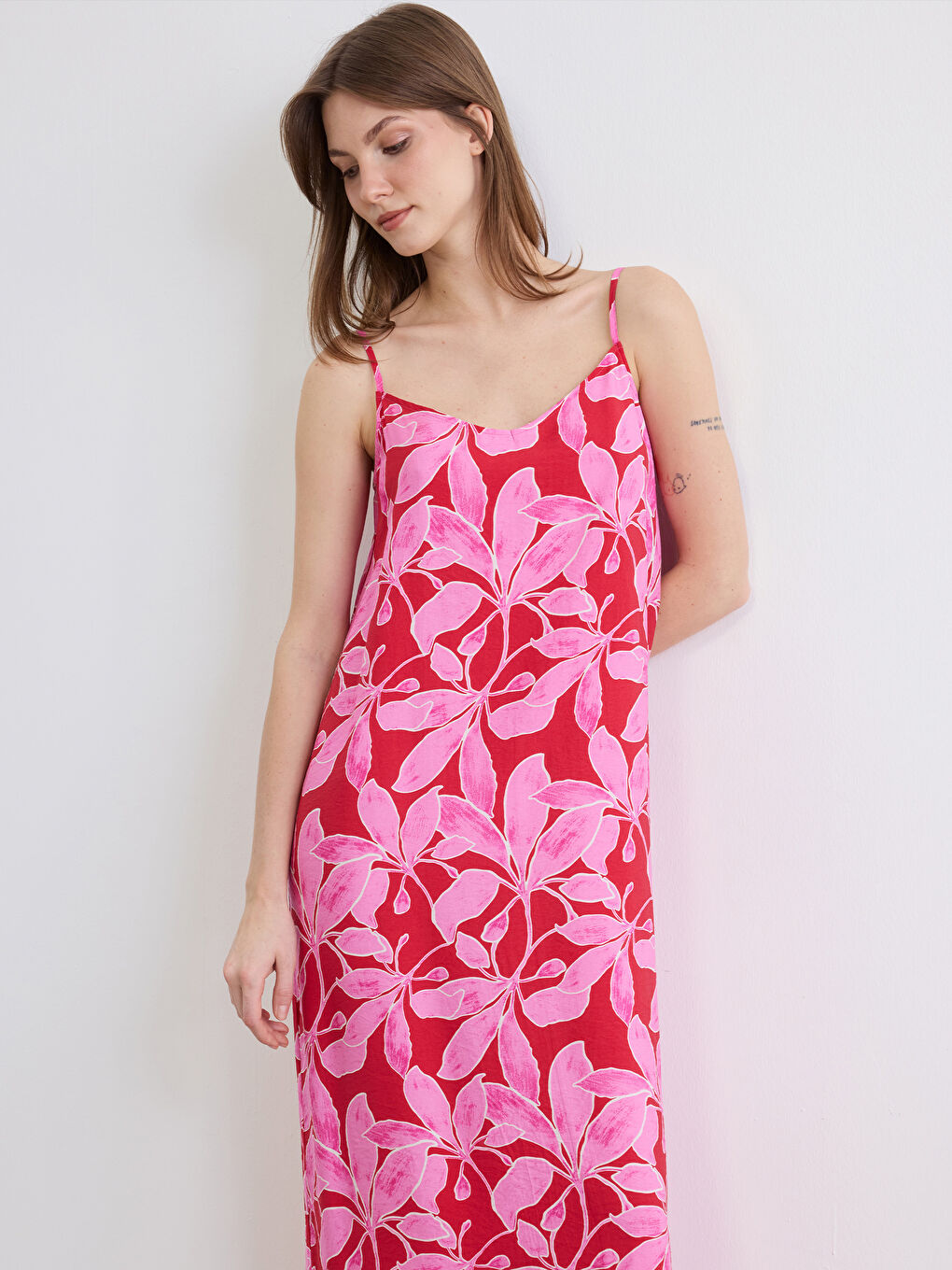 Pembe V Yaka İp Askılı Çiçekli A Kesim Elbise