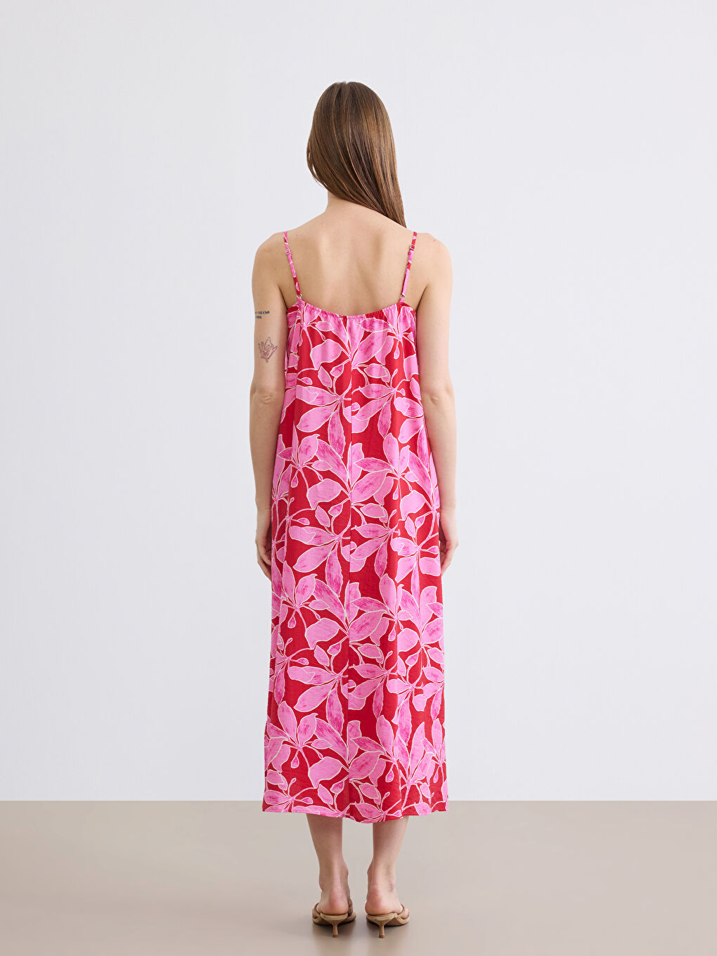 Pembe V Yaka İp Askılı Çiçekli A Kesim Elbise-3