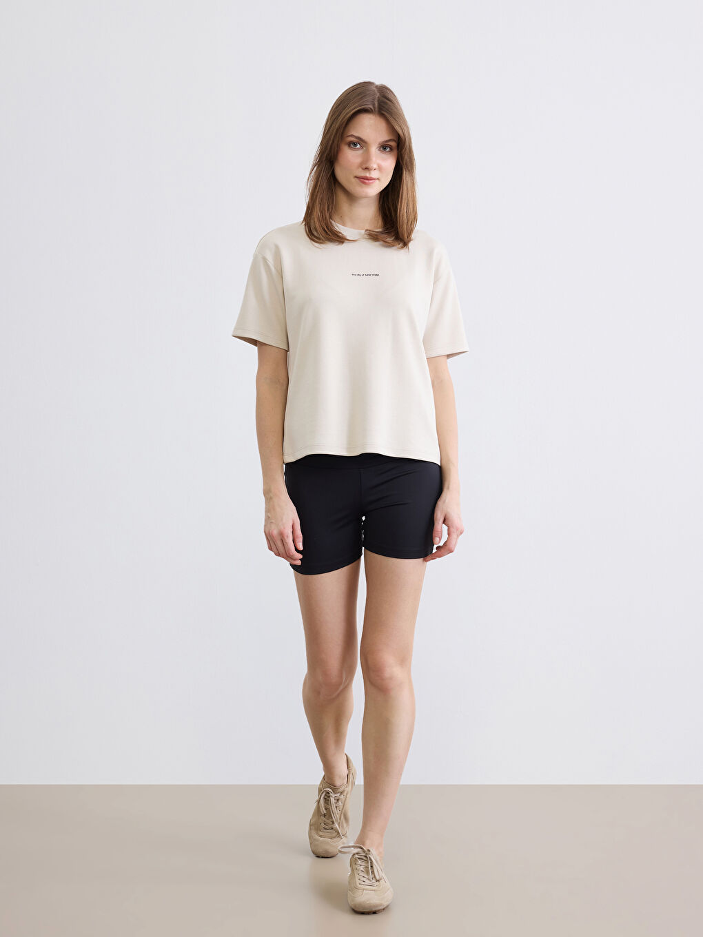 Bej Bisiklet Yaka Baskılı Kadın Tişört-1