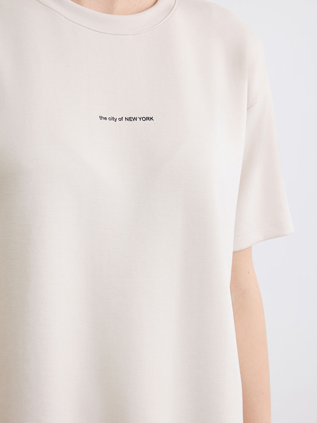 Bej Bisiklet Yaka Baskılı Kadın Tişört-2