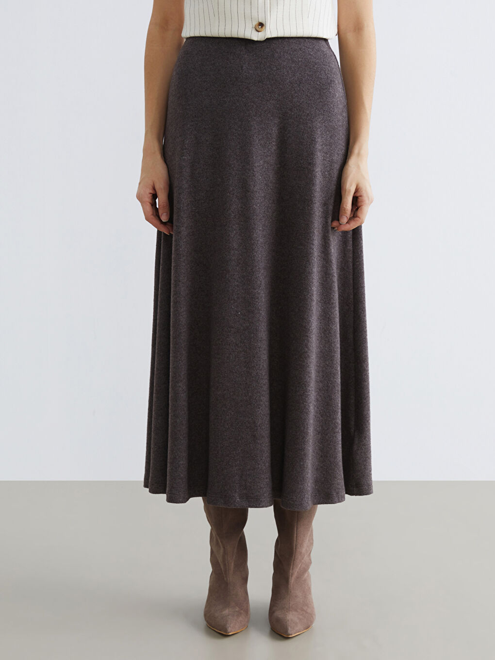 A flared skirt with an elasticated waist.-1