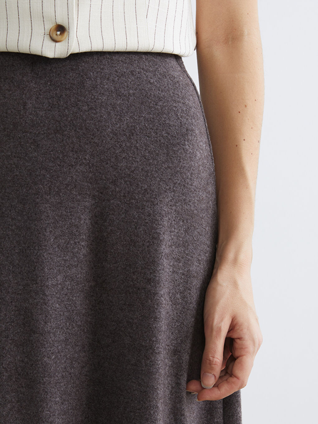 A flared skirt with an elasticated waist.-2